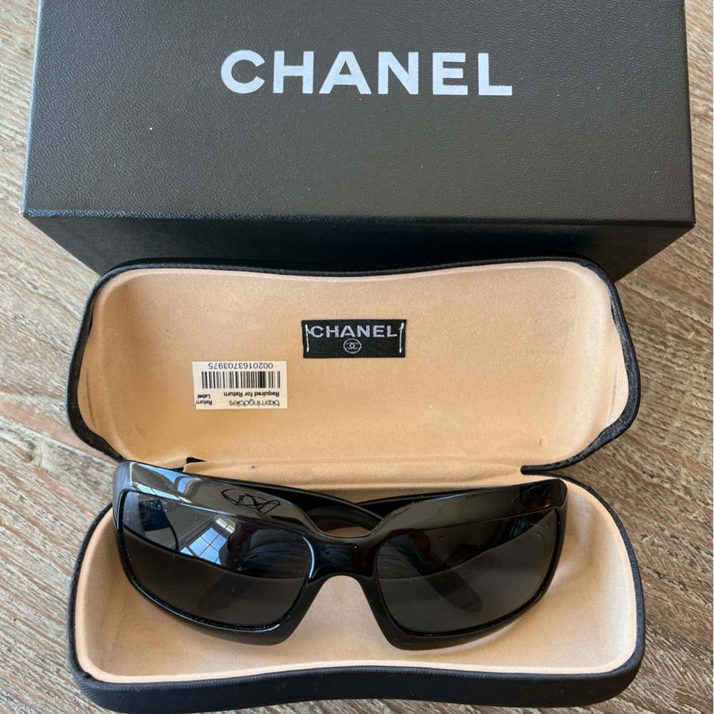 CHANEL black mother of Pearl CC sunglasses. Excellent condition. Like new!